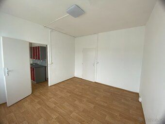 Nabízím k pronájmu světlý a útulný byt o dispozici 2+1 a pod