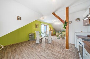 Prodej prostorného domu (2x 4+kk) s potenciálem pro bydlení 