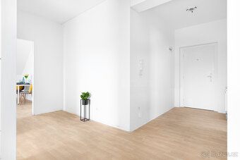 Nabízíme k prodeji prostorný podkrovní byt 3+1 v obci Zbůch,