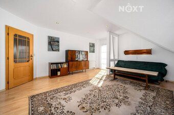 Exclusively offering for sale an exceptional family villa of dispo