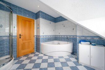 Exclusively offering for sale an exceptional family villa of dispo