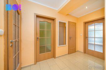 BO! offers for sale a brick apartment in an apartment house.