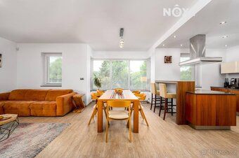 I am exclusively offering for sale an upmarket family house of 5 bedrooms with a kitchenette…