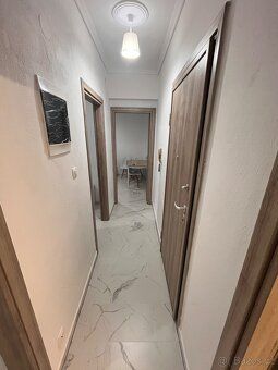 Nabízíme útulný byt 2+1 o obytné ploše 38 m² s prostornou te