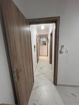 Nabízíme útulný byt 2+1 o obytné ploše 38 m² s prostornou te