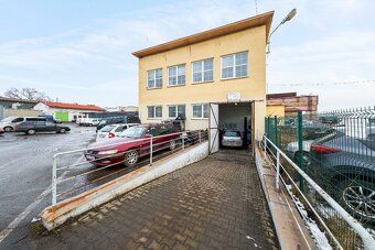K pronájmu zrekonstruované prostory pro dílny, garáže autose