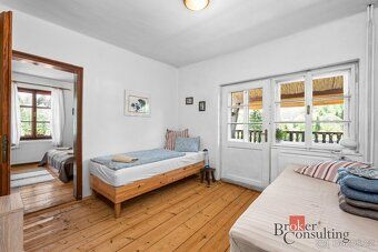 Established guesthouse with restaurant, apartment and boater's dormitory