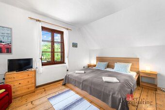 Established guesthouse with restaurant, apartment and boater's dormitory