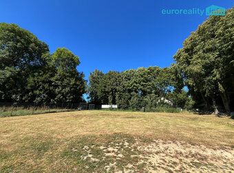 For sale: Building plot with cottage. The entire property is fenced