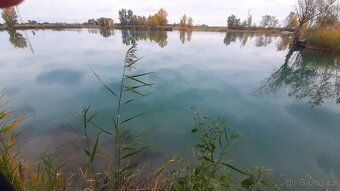 We offer a continuous plot of land with direct access to water measuring