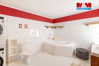 Nabízíme k prodeji prostorný rodinný dům v centru městyse Zl