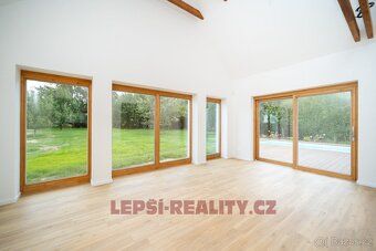 We offer exclusively for sale an above-standard family house