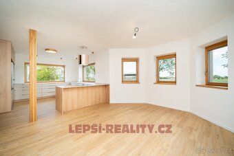 We offer exclusively for sale an above-standard family house