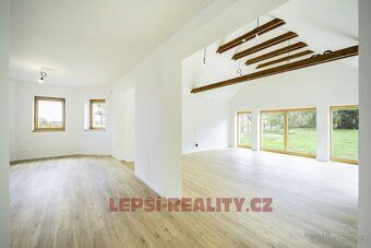 We offer exclusively for sale an above-standard family house
