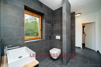 We offer exclusively for sale an above-standard family house