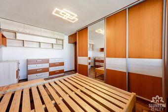 Nabízíme k pronájmu prostorný a světlý byt o dispozici 3+1, 