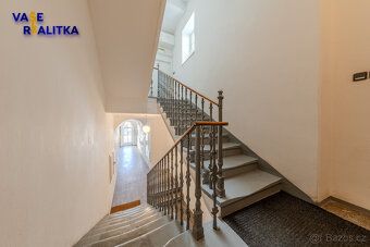Nabízíme k prodeji světlý cihlový byt o dispozici 2+1 a celk
