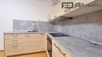 Byt 1+kk o ploše 33 m2.
K nájmu se hradí: voda: 400 Kč/osoba