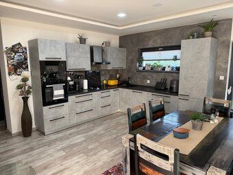 We offer an exceptional, modern family house with 5 bedrooms