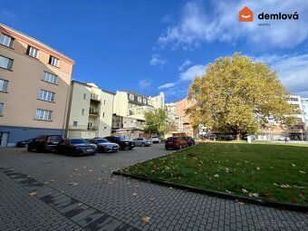 We offer for rent an office on the 2nd floor of a commercial building at 