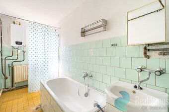 REALDOMUS offers for sale on behalf of the owner an exclusive family house with 3 bedrooms +…