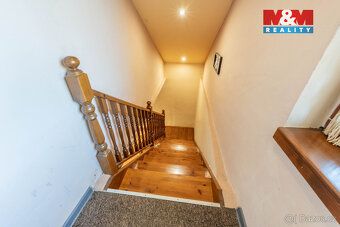 We offer for sale an exceptional family house located in a quiet part of the village of…