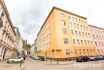 Ref No. 02119 Looking for modern living in an attractive location near the center?