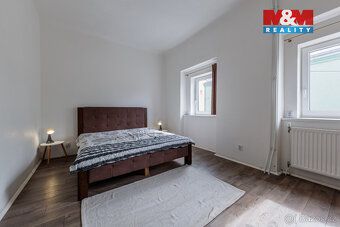 Prodáme dům s 5 byty v Hroznětíně u náměstí. V přízemí se na