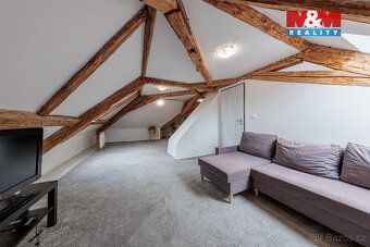 Prodáme dům s 5 byty v Hroznětíně u náměstí. V přízemí se na