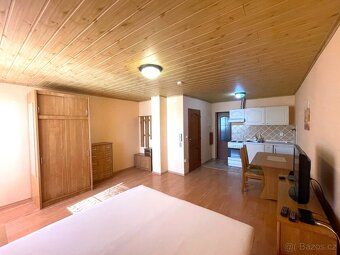 PRONÁJEM: Stylová podkrovní garsoniéra s balkonem – Kunovice