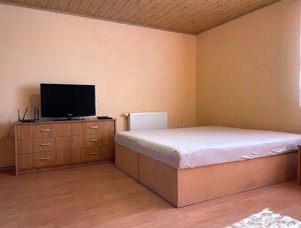 PRONÁJEM: Stylová podkrovní garsoniéra s balkonem – Kunovice