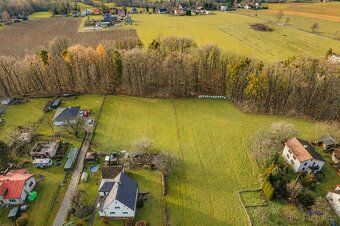 In the village of Dolní Domaslavice we offer for sale a slightly sloping plot of land with an area of 2,891 m².