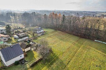 In the village of Dolní Domaslavice we offer for sale a slightly sloping plot of land with an area of 2,891 m².