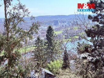 This sloping plot of land measuring 1894 m² is primarily intended for those who appreciate the…