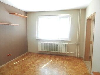 Pronájem bytu o výměře 71 m² v suterénu domu na ulici Obchod