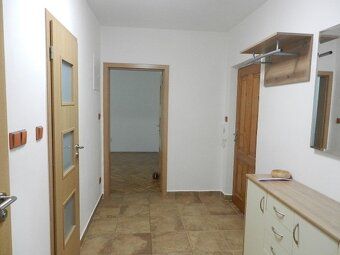 Pronájem bytu o výměře 71 m² v suterénu domu na ulici Obchod