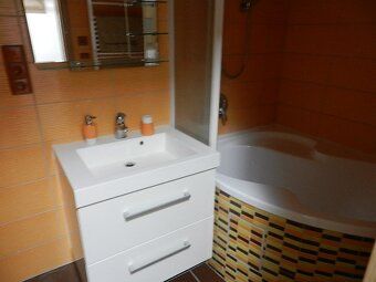 Pronájem bytu o výměře 71 m² v suterénu domu na ulici Obchod
