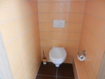 Pronájem bytu o výměře 71 m² v suterénu domu na ulici Obchod