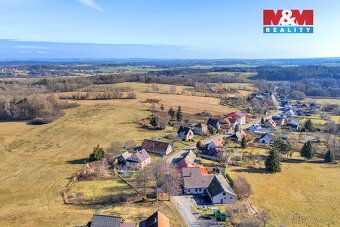 Nabízíme k prodeji cihlový rodinný dům kompletně v původním 