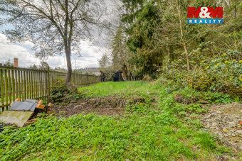 We offer for sale a cottage in the village of Michalovy Hory, near Planá