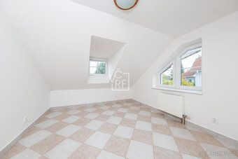 We offer for sale a spacious family house with two garages and a pool