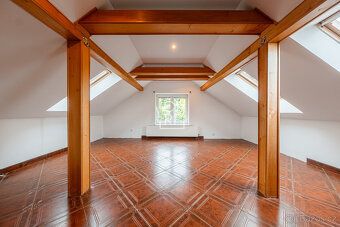 We offer for sale a spacious family house with two garages and a pool