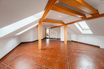 We offer for sale a spacious family house with two garages and a pool