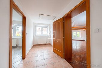 We offer for sale a spacious family house with two garages and a pool