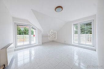 We offer for sale a spacious family house with two garages and a pool