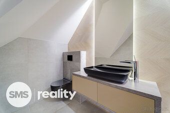 Introducing you a unique opportunity - luxuriously reconstructed family house with layout 5 +…