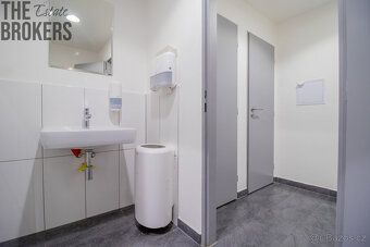 Nabízíme k pronájmu prostorné kanceláře ve 2. patře moderní 