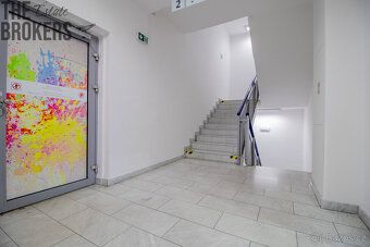 Nabízíme k pronájmu prostorné kanceláře ve 2. patře moderní 