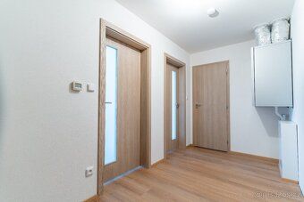 Hledáte klidné a moderní bydlení? Nabízíme vám světlý byt 2+