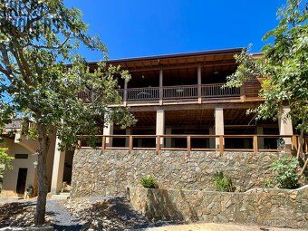 New Latitude is a modern island-style house with an exceptional view of the coral reef and Honduran mainland.